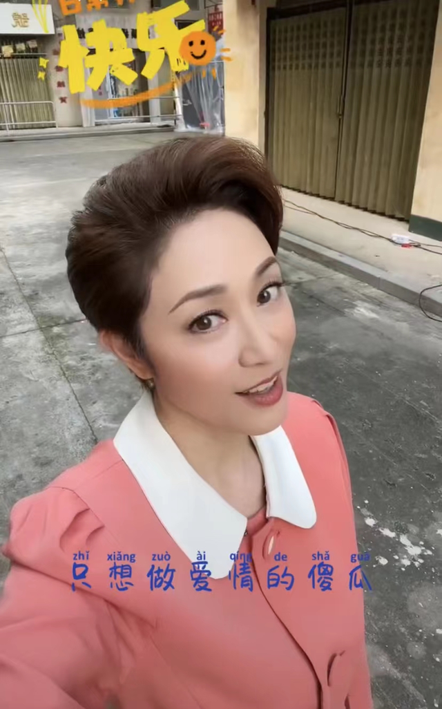 55岁陈法蓉晒近况打扮粉嫩喊话想要有个家无名指钻戒太抢眼