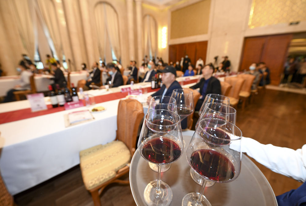 　　↑5月15日，银川分会场设置了不同品种的葡萄酒供参会嘉宾品鉴。新华社记者 冯开华 摄