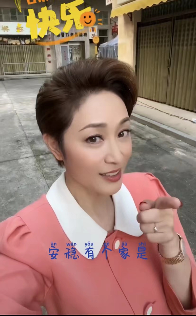 55岁陈法蓉晒近况打扮粉嫩喊话想要有个家无名指钻戒太抢眼