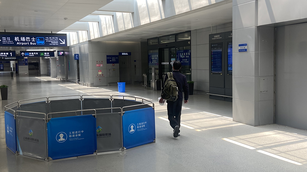 一名滞留人员抢到高铁票后准备去乘坐机场巴士到虹桥火车站。