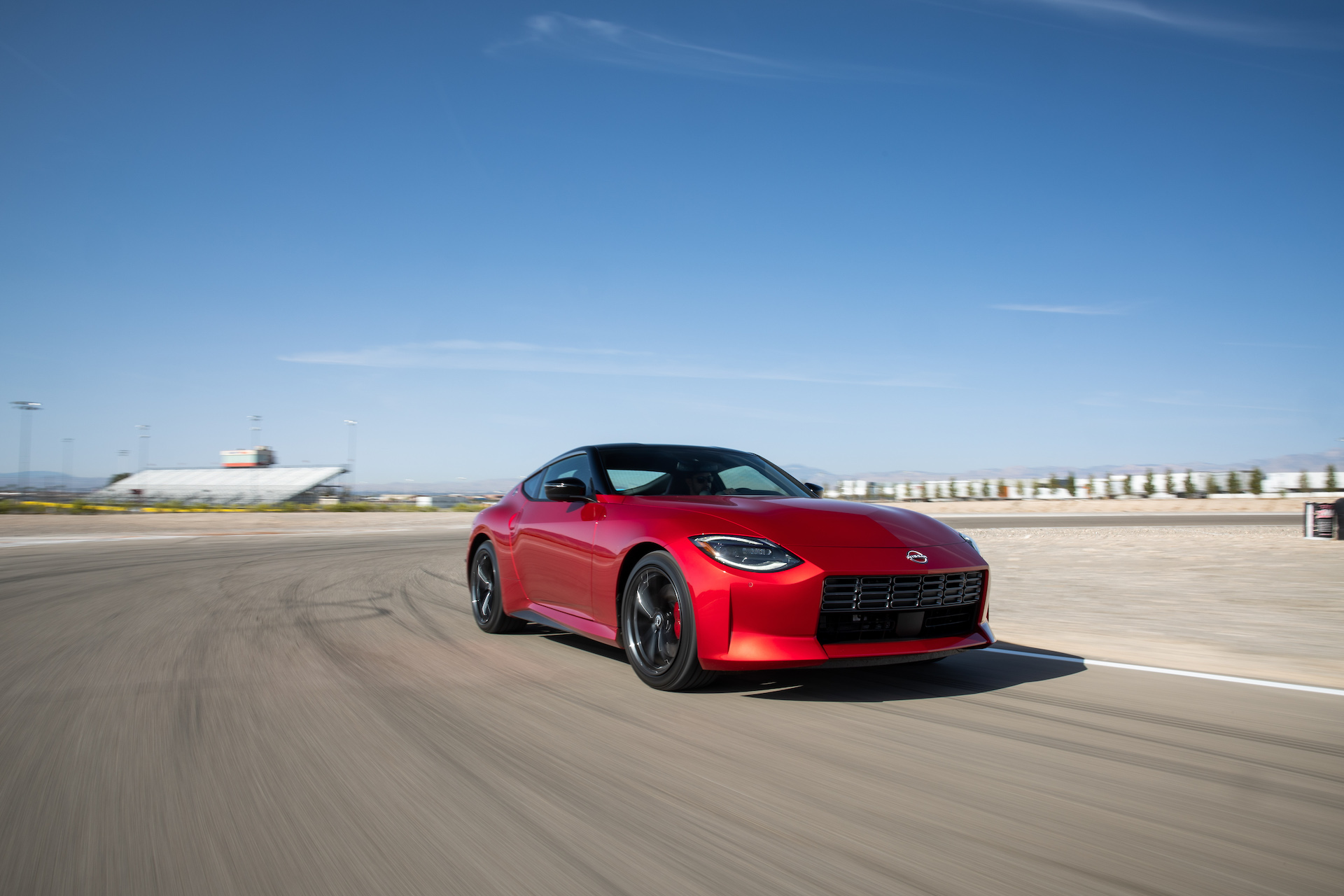 赛道体验中,编辑认为新一代z跑车的9速变速箱普通模式下换挡速度很快