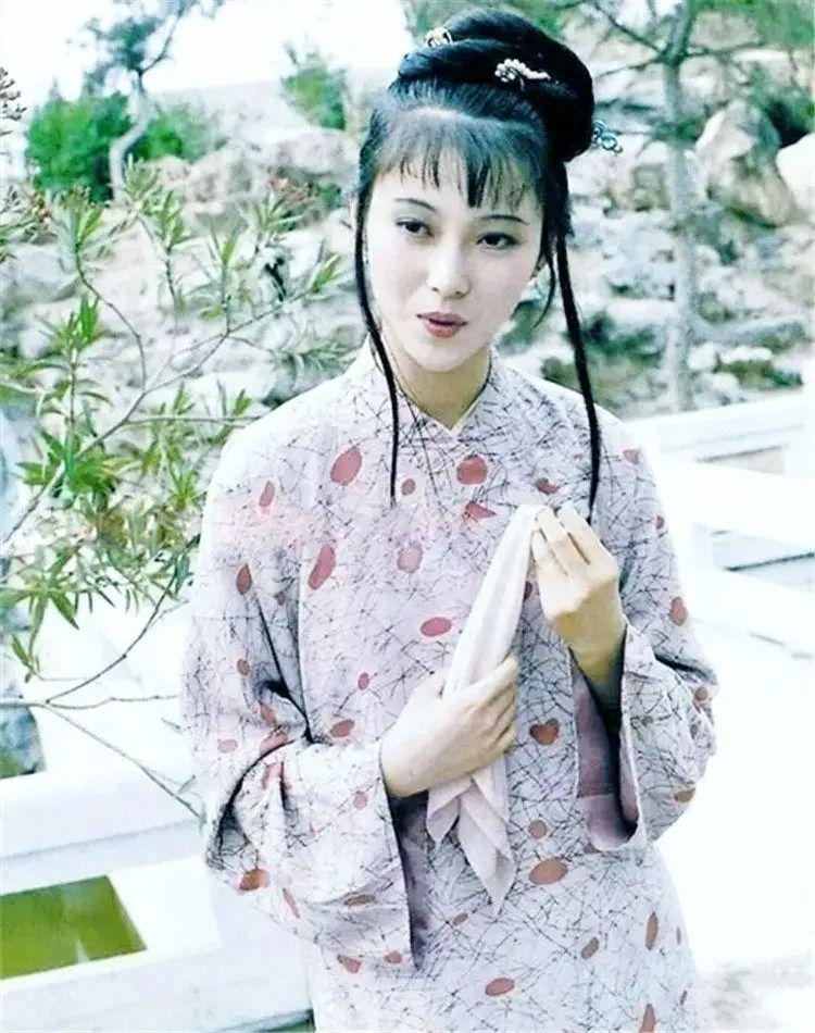 87版《红楼梦》中零差评女孩邢蚰烟,扮演者李伊气质接近林黛玉