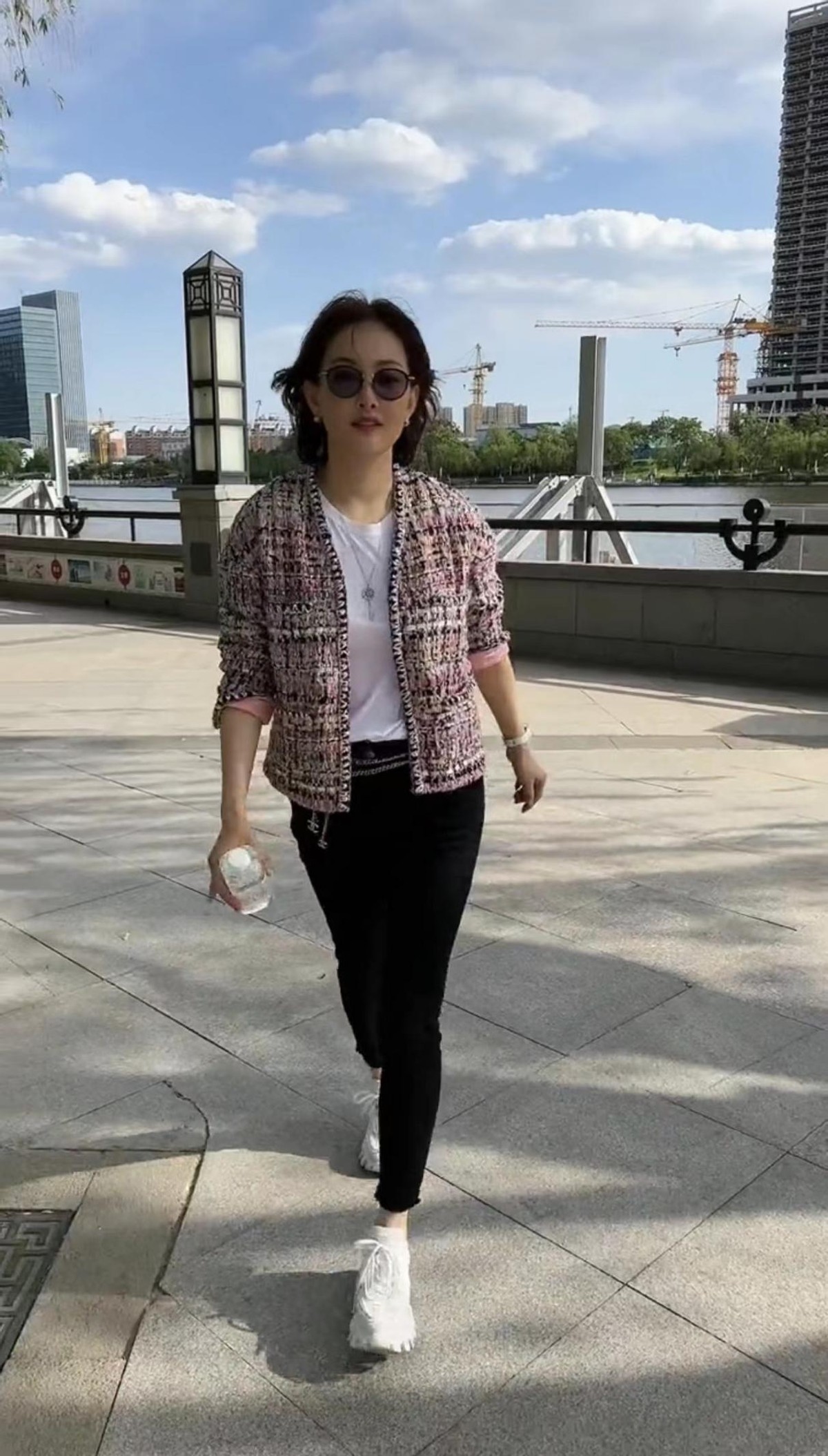 49岁牛莉挺奢侈穿紧身裤配小香风外套很时髦一条腰链就上万元