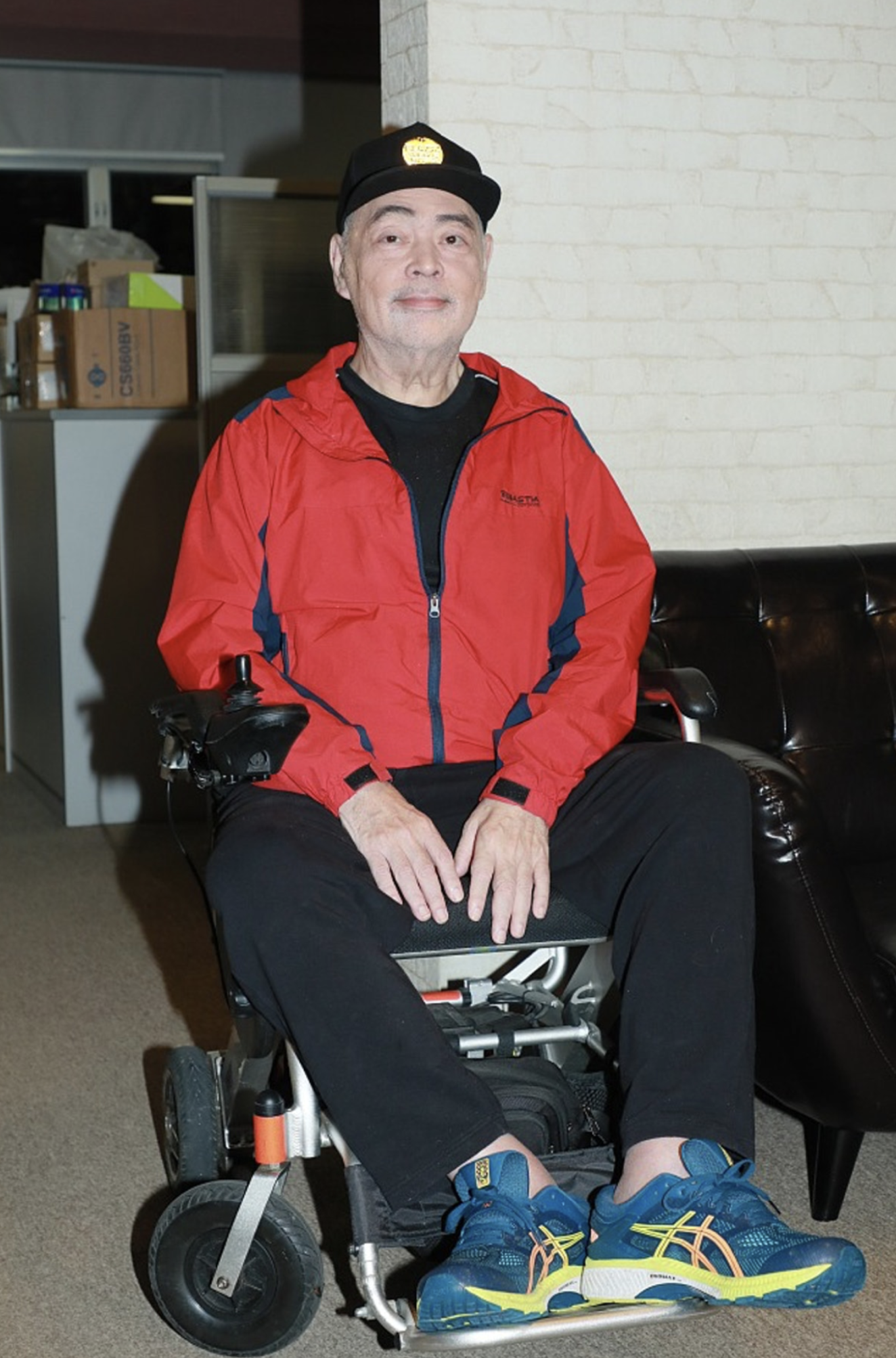 69岁张伟文被曝失智症加剧在养老院撞墙砸物品确诊后影响情绪