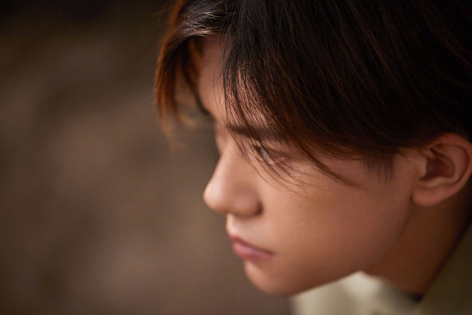 易烊千玺最新拍摄花絮照低头侧颜怼脸拍好帅气