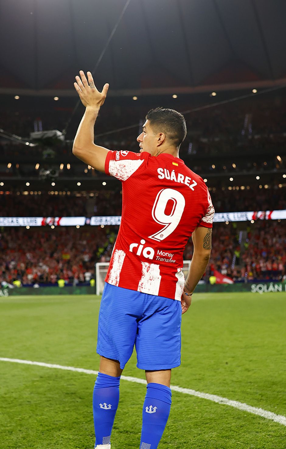 苏亚雷斯和埃雷拉向马竞球迷告别组图