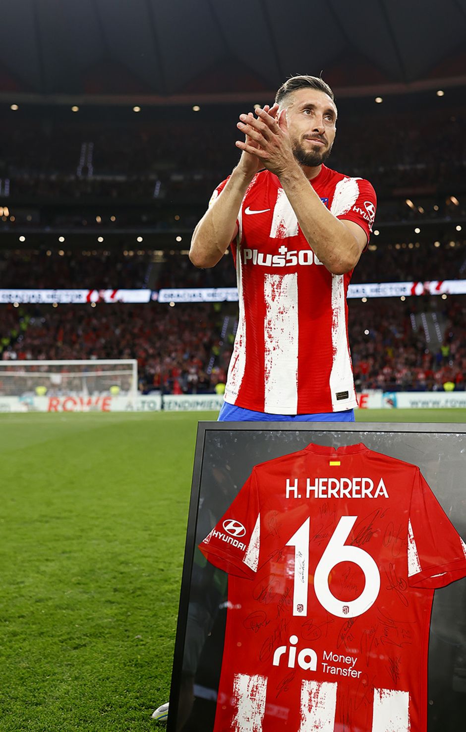 苏亚雷斯和埃雷拉向马竞球迷告别组图