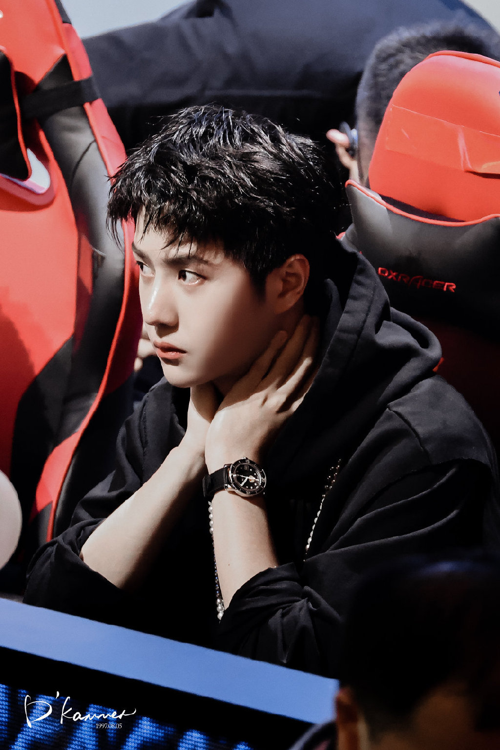 王一博起床纯素颜出镜还嘟嘴萌萌哒摩托姐姐看到心都融化了