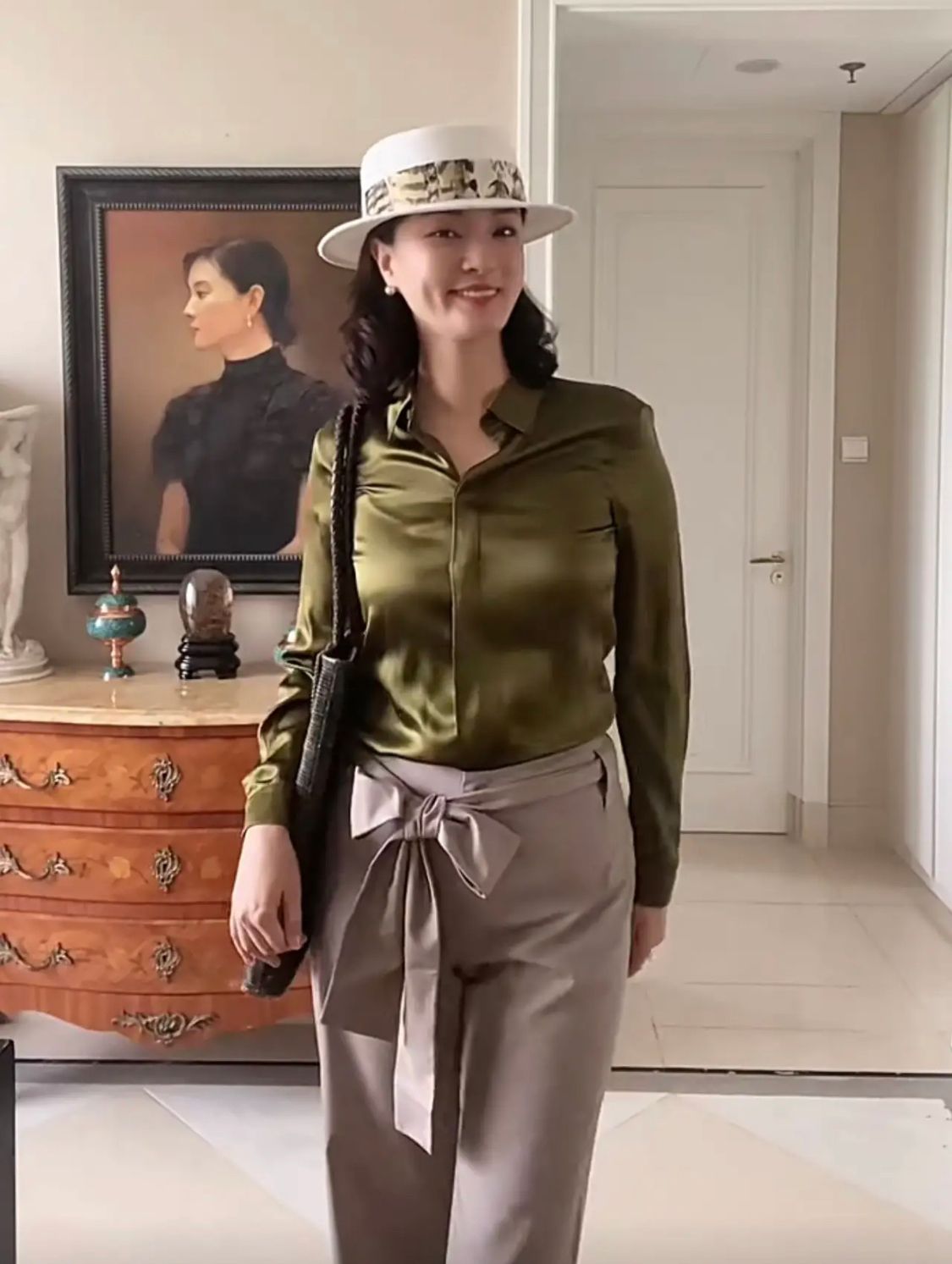 央视美女刘芳菲身材真好缎面衬衫配高腰阔腿裤比例感一目了然