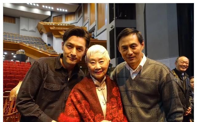 95岁卢燕晒与至交姐妹秦怡李蔷华晚晴照当时三人合计273岁