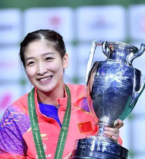 在当时的情况下,刘诗雯参加下一年也就是2020东京奥运会女单赛事几乎