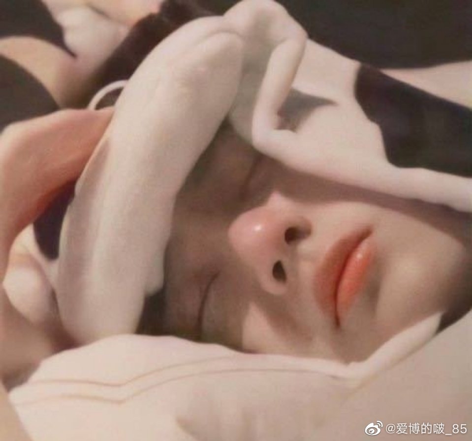 王一博起床纯素颜出镜还嘟嘴萌萌哒摩托姐姐看到心都融化了