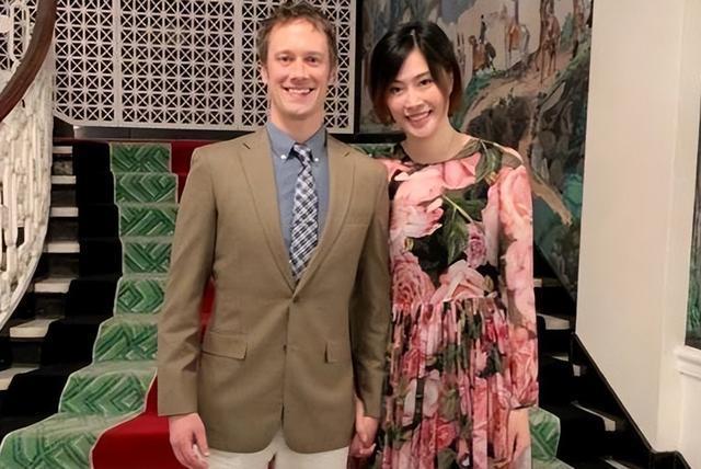 女排名将马蕴雯晒近照3岁混血女儿出镜退役后随丈夫定居美国