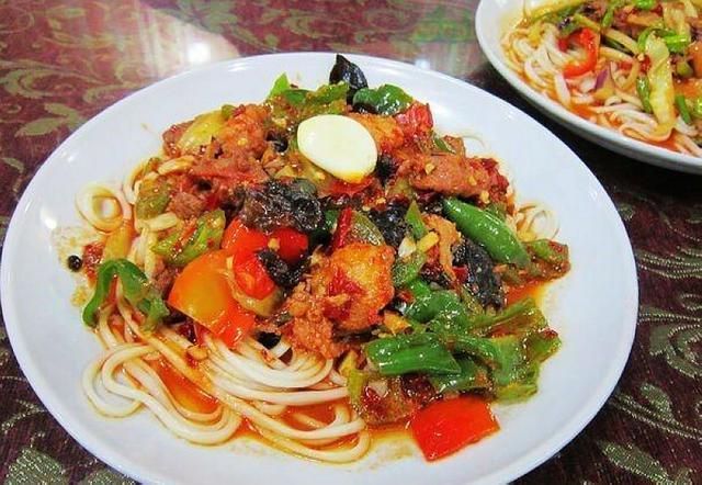 拌面的菜做法有两大类,一类是家常的不过油炒法,一类是把菜过油的炒法