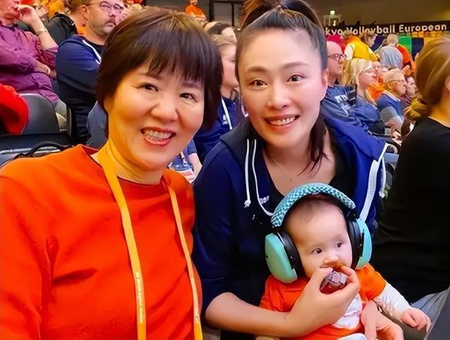 女排名将马蕴雯晒近照3岁混血女儿出镜退役后随丈夫定居美国