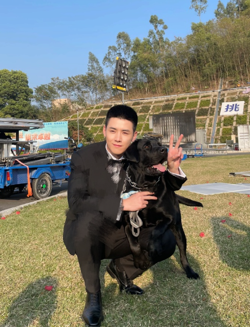 r1se任豪再次人设遭受质疑不守规矩插队助理出来帮忙打圆场