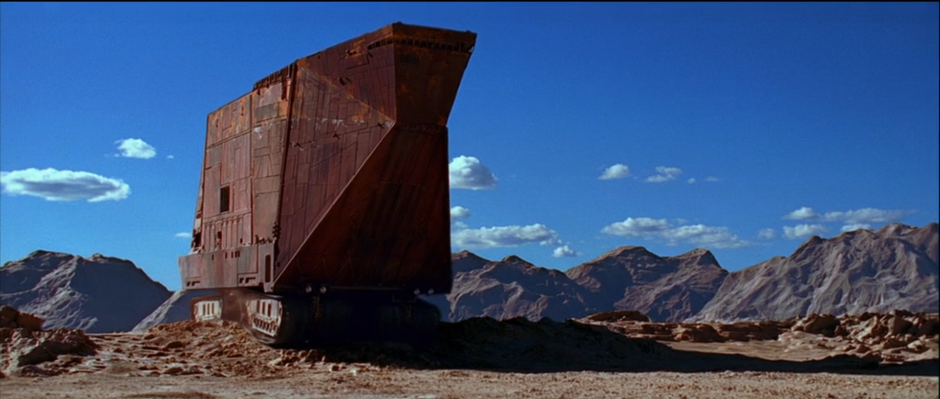 通过这款成品也可以看到沙垒相对于其他场景的比例,确实很大,棕红色的