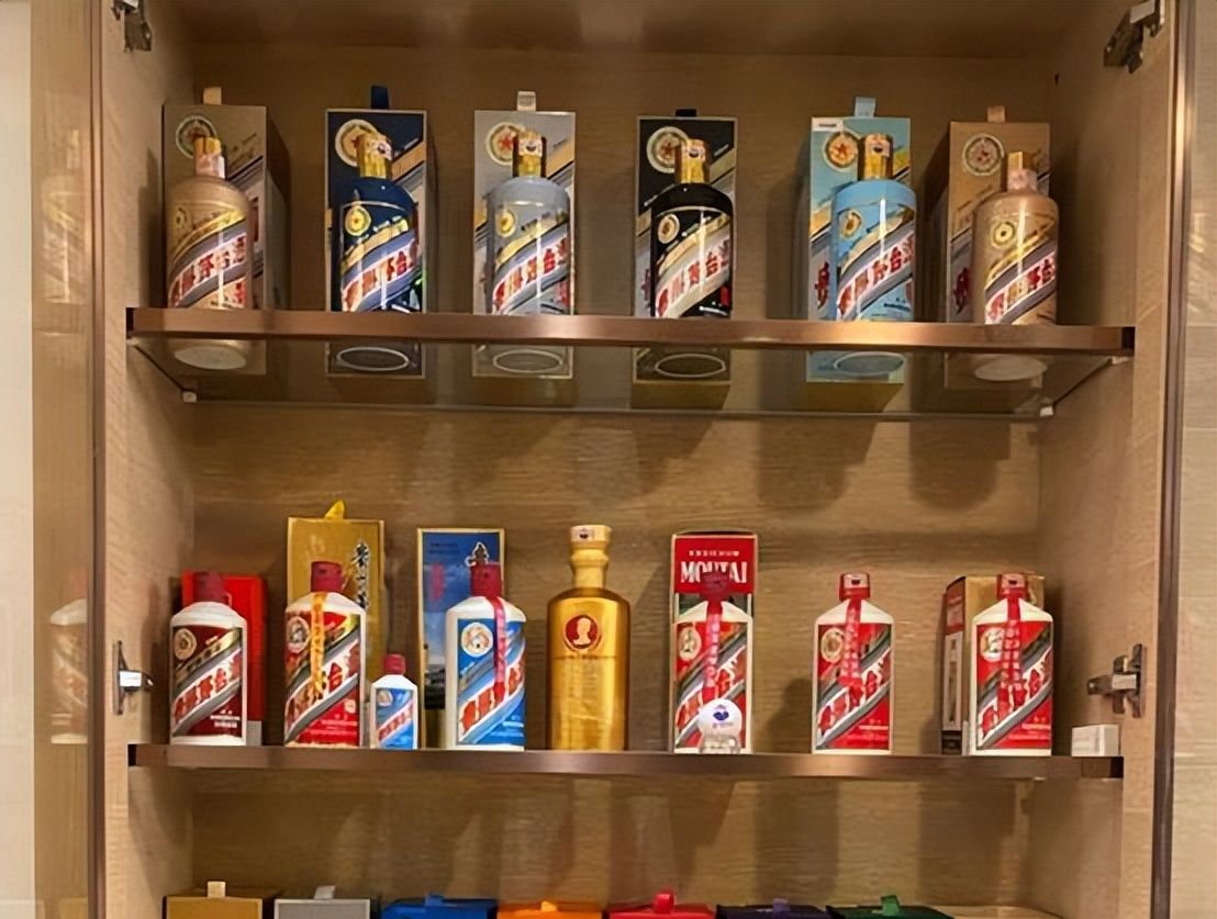 在自个的朋友圈里晒自家的酒柜,满柜子的茅台,被网友说;"有钱人的生活