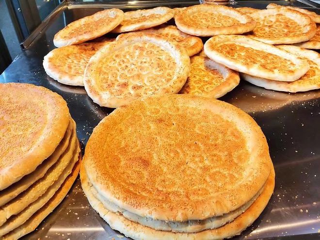 馕在新疆人的生活中,占有重要的地位,即是主食也是零食,更是早餐.