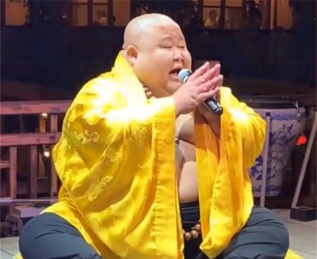 男子因像弥勒佛走红被富婆花高价请回家供养如今被遗弃