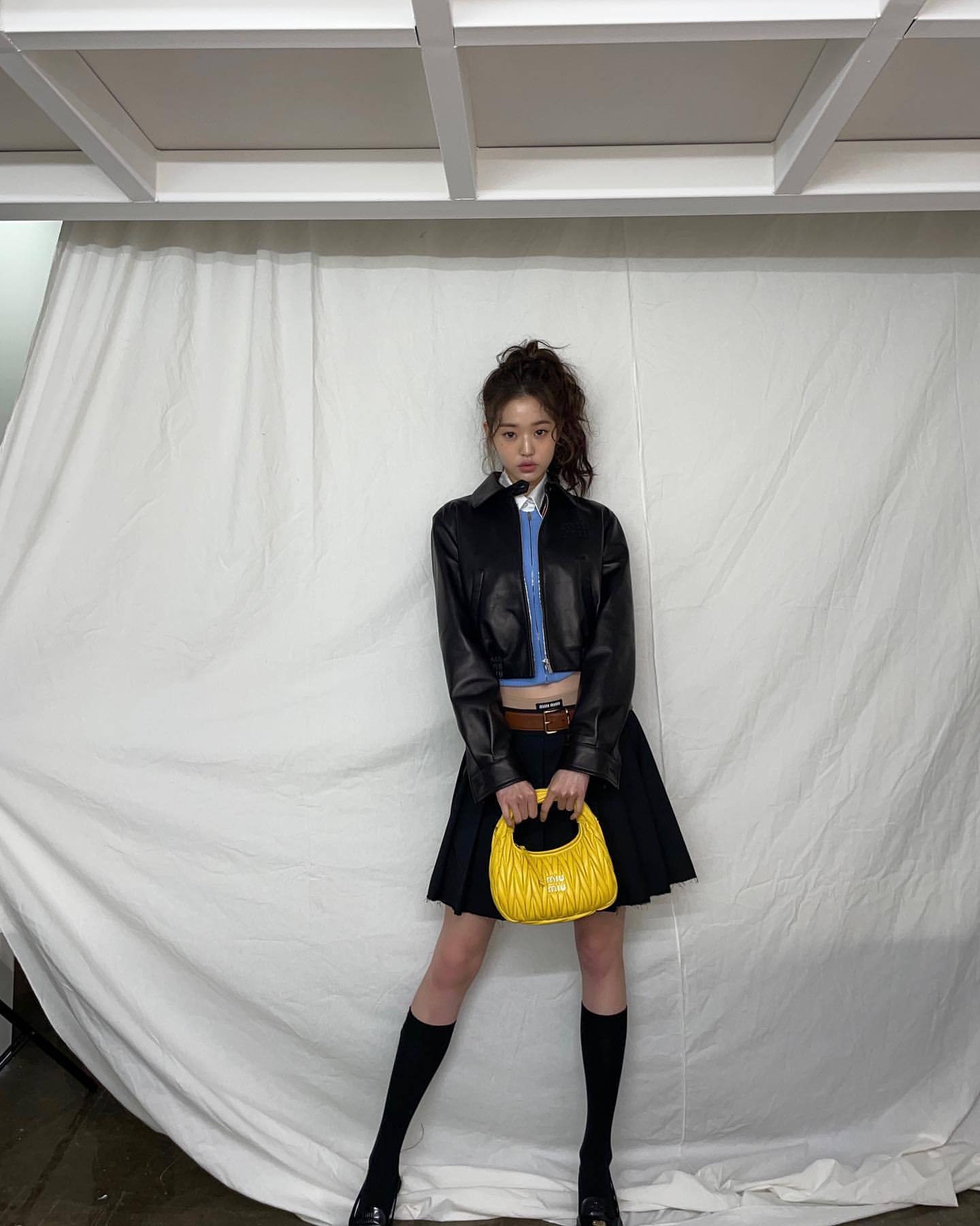 19岁的百变美女张元英波浪卷发时髦造型洋娃娃般修长身材