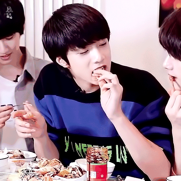 丨刘耀文从小到大吃东西的样子根本没变过好嘛