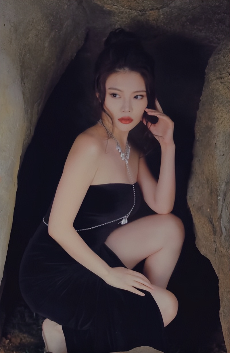 徐冬冬表情凌厉,与当天这身黑色裙子十分相符,给人一种千金大小姐的