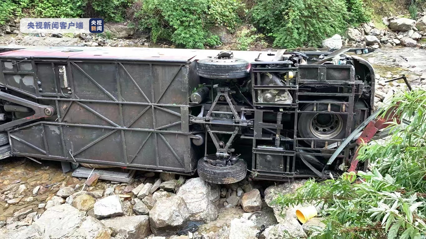 重庆一大巴车翻入河沟 车上人员已送往医院 伤亡情况正在核实中休闲区蓝鸢梦想 - Www.slyday.coM 重庆一大巴车翻入河沟 车上人员已送往医院 伤亡情况正在核实中休闲区蓝鸢梦想 - Www.slyday.coM