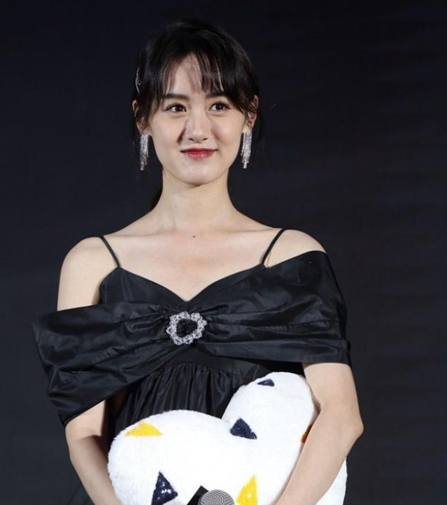 袁冰妍近况曝光前一秒穿露腰短裙后一秒邋遢披头散发