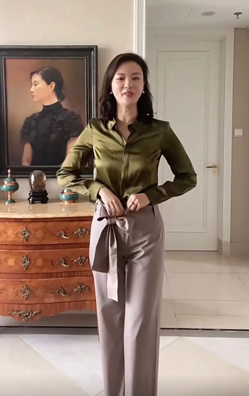 央视美女刘芳菲身材真好缎面衬衫配高腰阔腿裤比例感一目了然