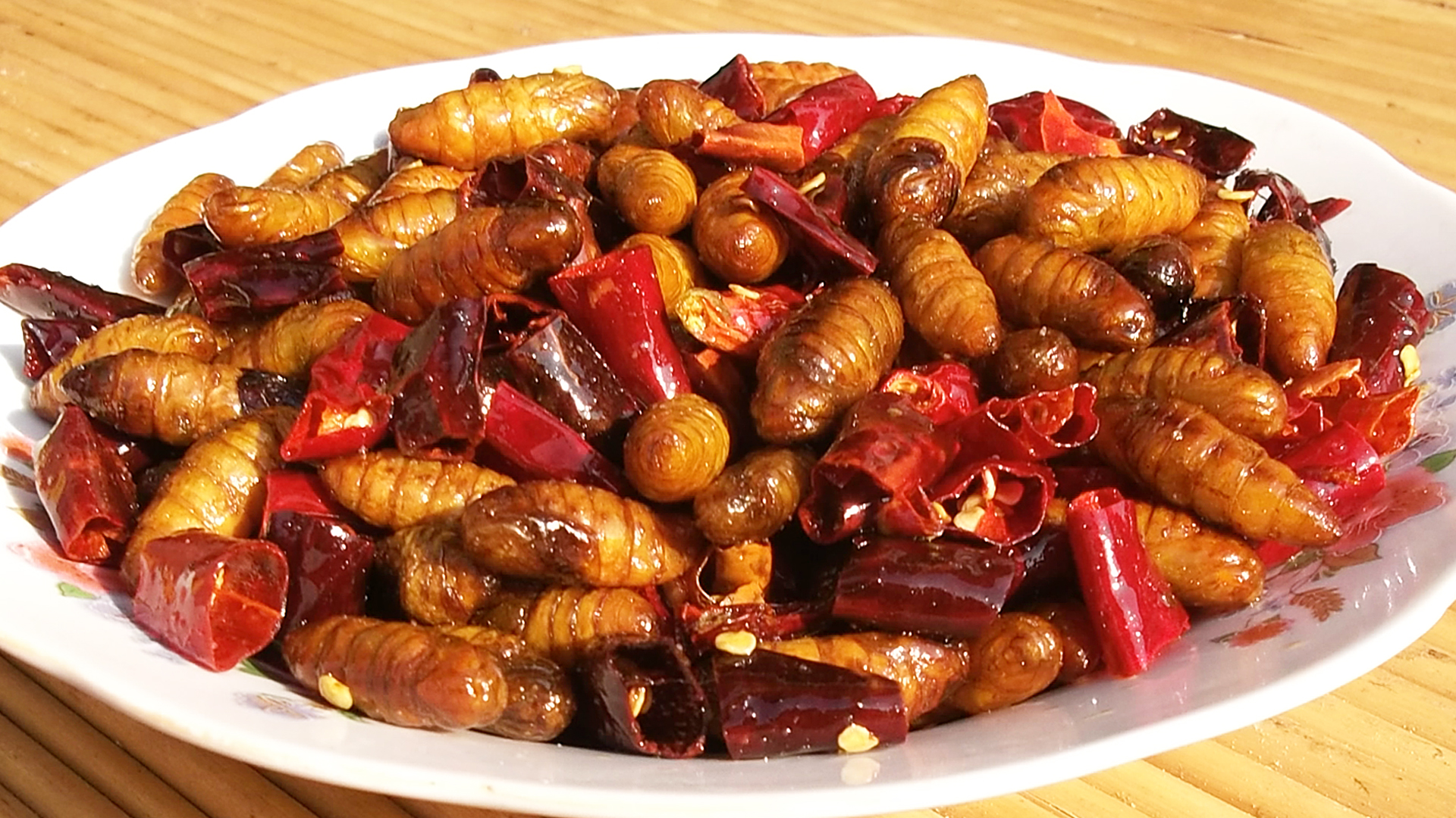 食材:蚕蛹,葱,姜,韭菜,干辣椒,花椒,一勺盐,半勺糖1,先来解冻蚕蛹,我