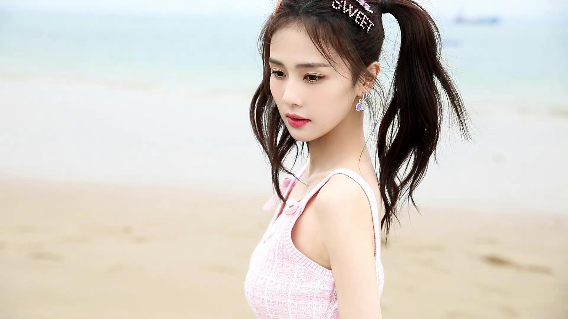 白鹿和海边沙滩的适配度99 双马尾小甜妹直接击中了我的……心巴