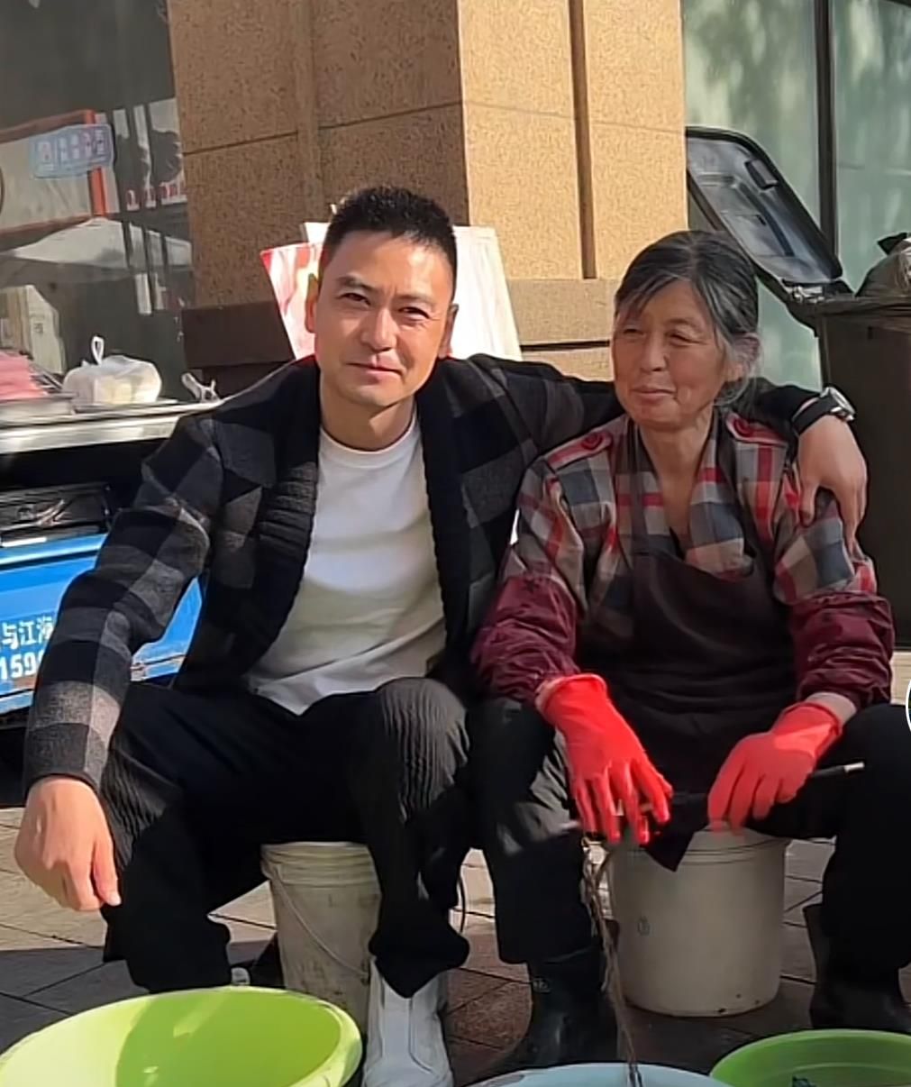 明星帮妈妈卖鱼被质疑炒作李飞回应曾把她车砸了但她不快乐