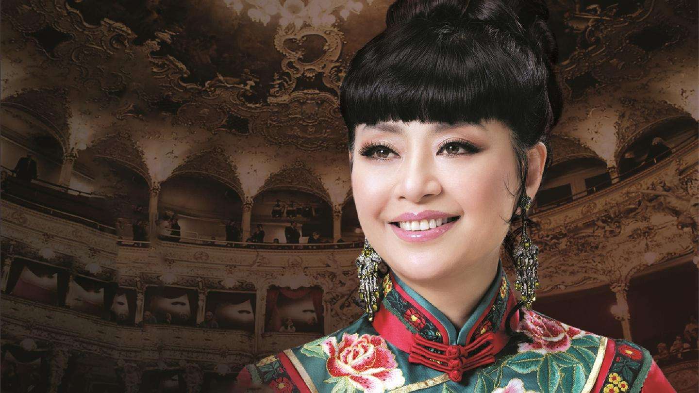 歌唱家殷秀梅,二婚嫁给法国老公,无儿无女,66岁被宠成小公主