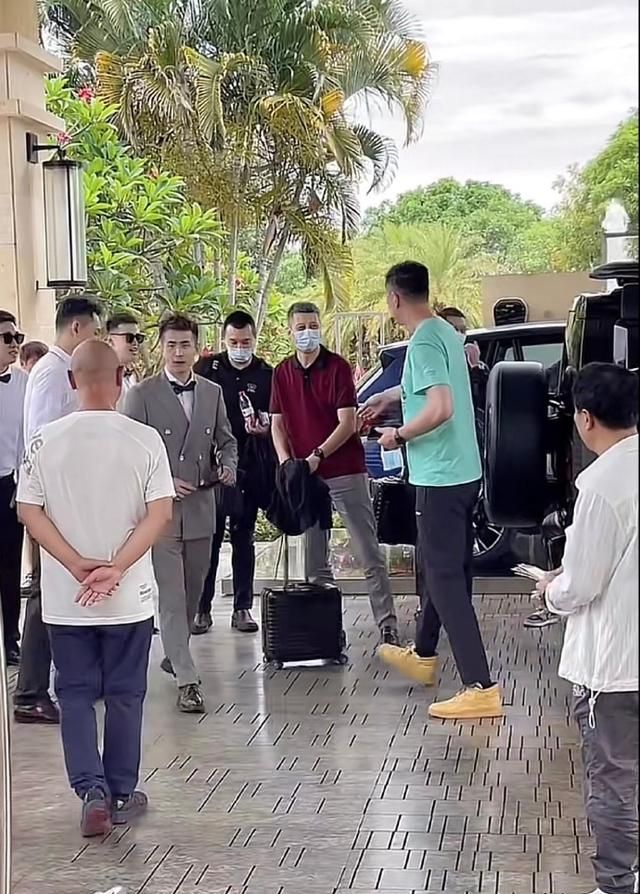恭喜赵继伟举行大婚杜锋携手郭士强出席杨鸣压哨抵达三亚