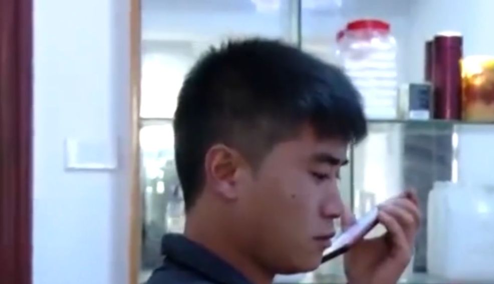 撒谎小伙相亲，称有6套房400万，手机屏保是嫂子照片，被亲妈揭穿休闲区蓝鸢梦想 - Www.slyday.coM