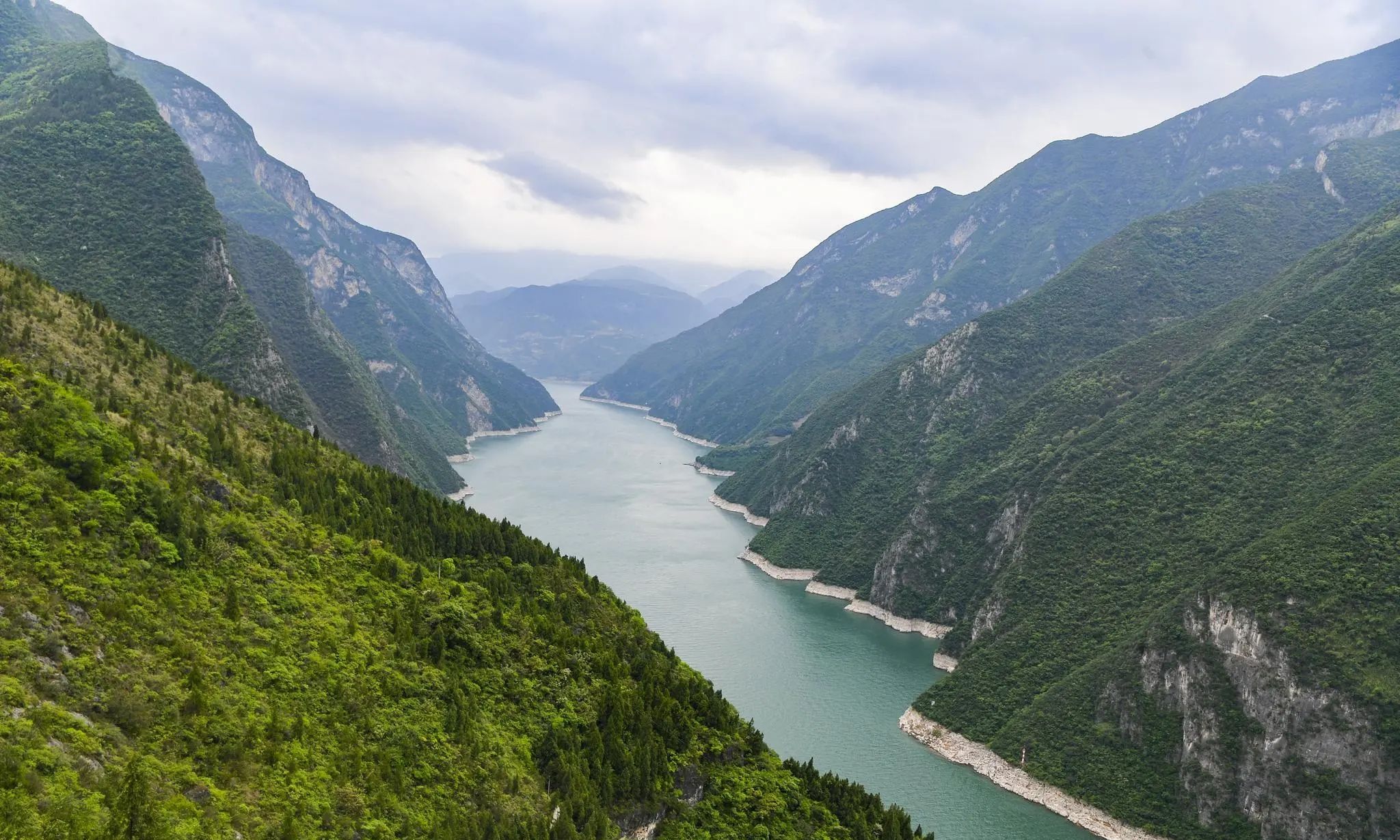 一个是巴蜀文化旅游走廊新地标的大峡谷两岸如削岩壁高耸
