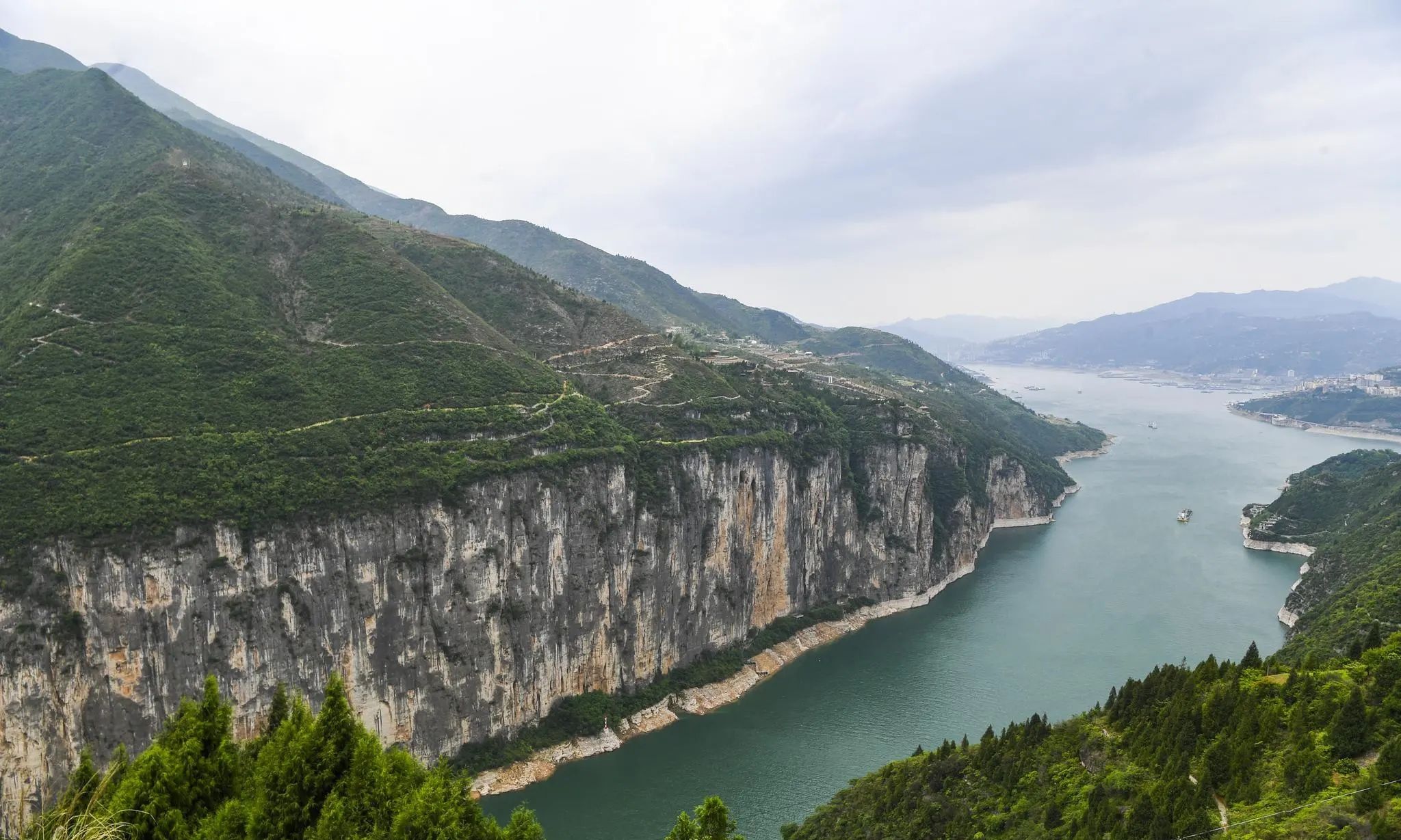 一个是巴蜀文化旅游走廊新地标的大峡谷两岸如削岩壁高耸