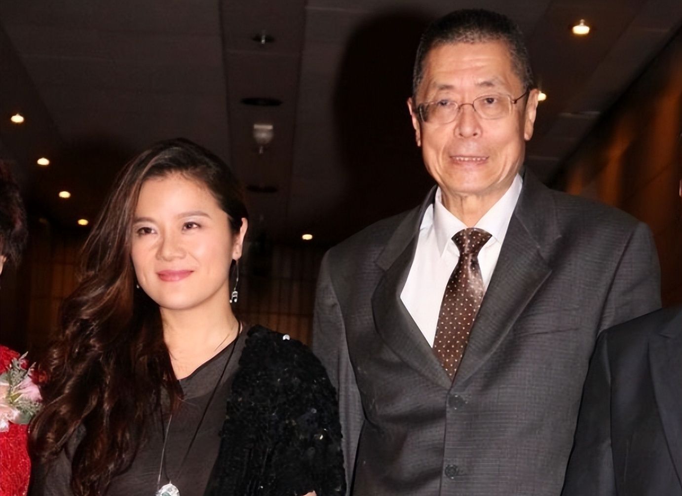 值得一提的是,刘诗昆大儿子刘晓迎已年近六十了,比妹妹贝贝大了几轮.