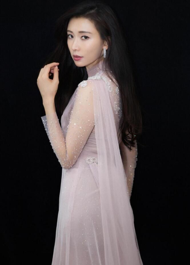 林志玲薄纱裙造型,名模的好身材展露无遗,风采不减当年啊