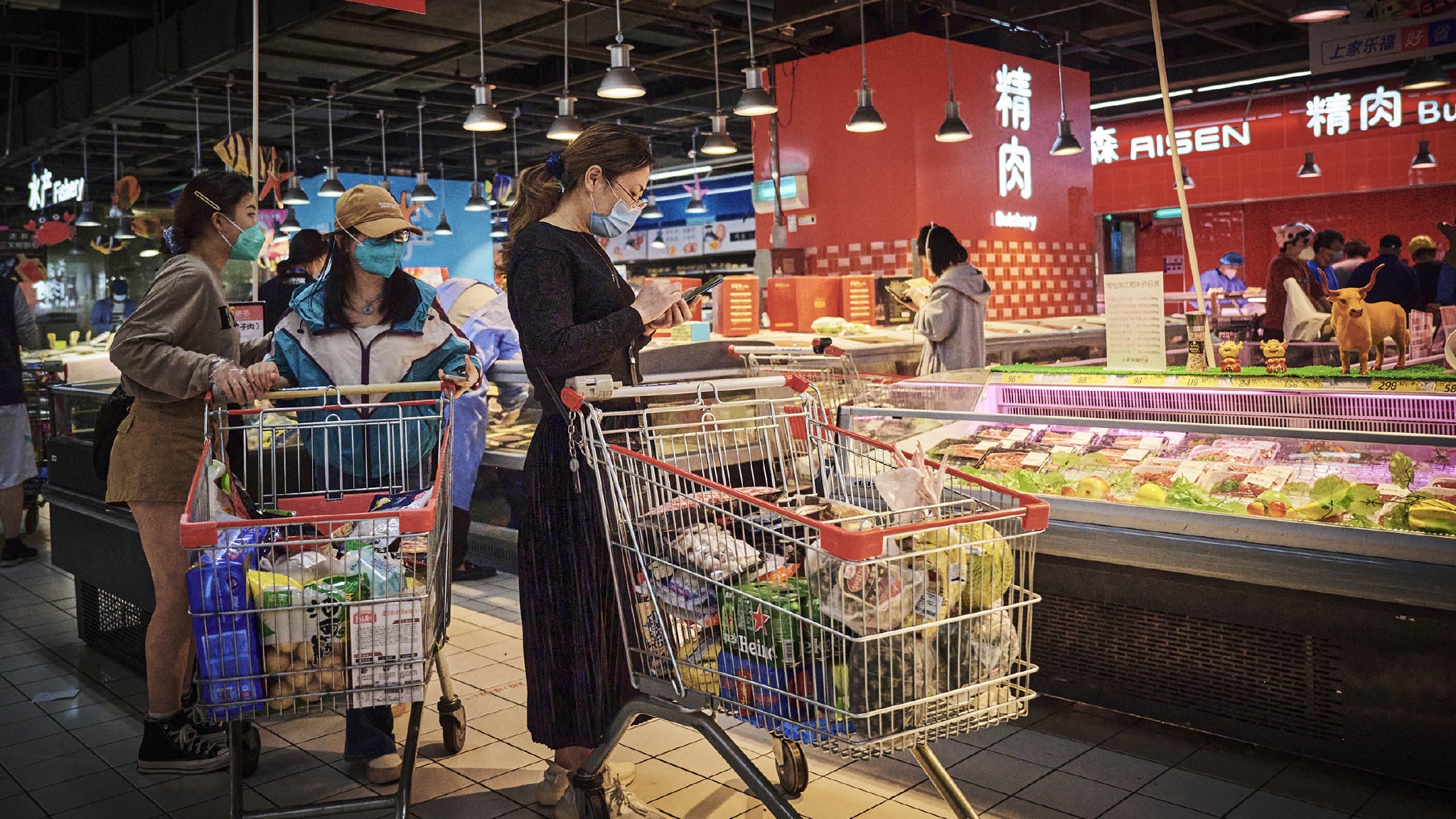 2022年5月17日,上海家乐福宜山店,二位推着装满商品的购物车的市民.