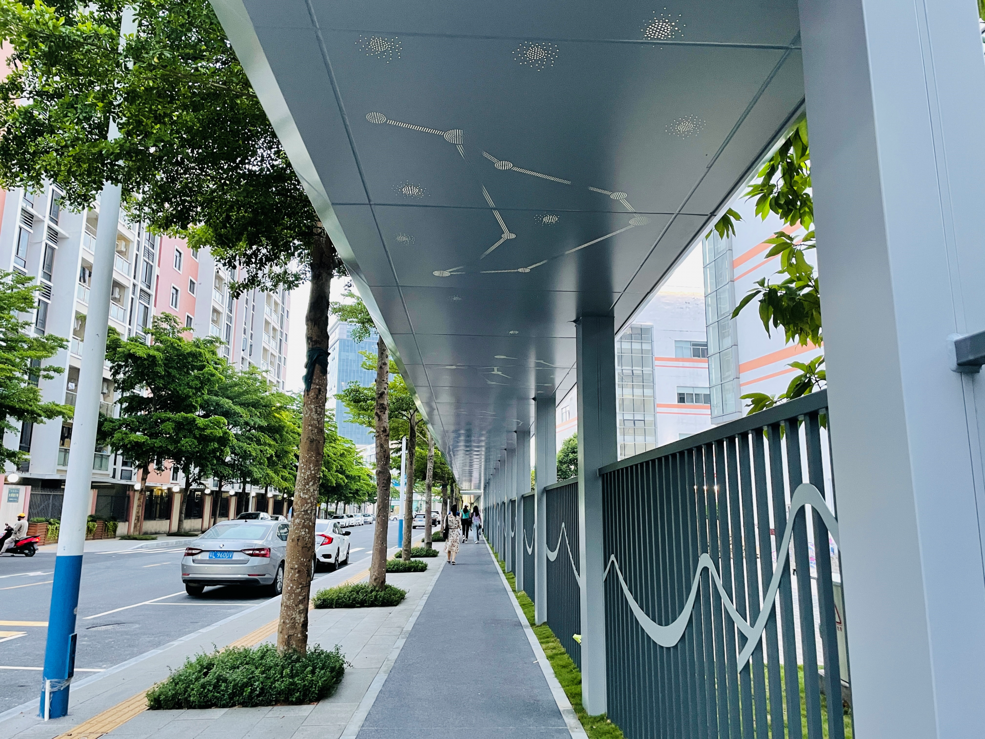 实用时尚完美融合深汕合作区首条风雨连廊成城市新景观