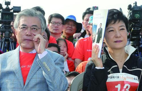 2012年10月13日，韩国首尔，韩国总统候选人朴槿惠（右）、文在寅出席马拉松赛开幕式。图片来源 视觉中国