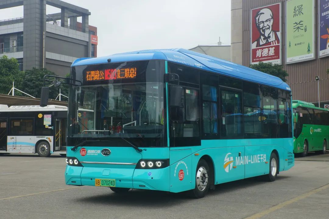 深圳公交车迎来上新乘坐空间更大每个座位旁都有usb充电口