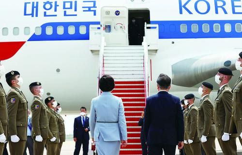 2021年6月17日，西班牙巴塞罗那，韩国总统文在寅和夫人准备登上专机回国。图片来源 视觉中国