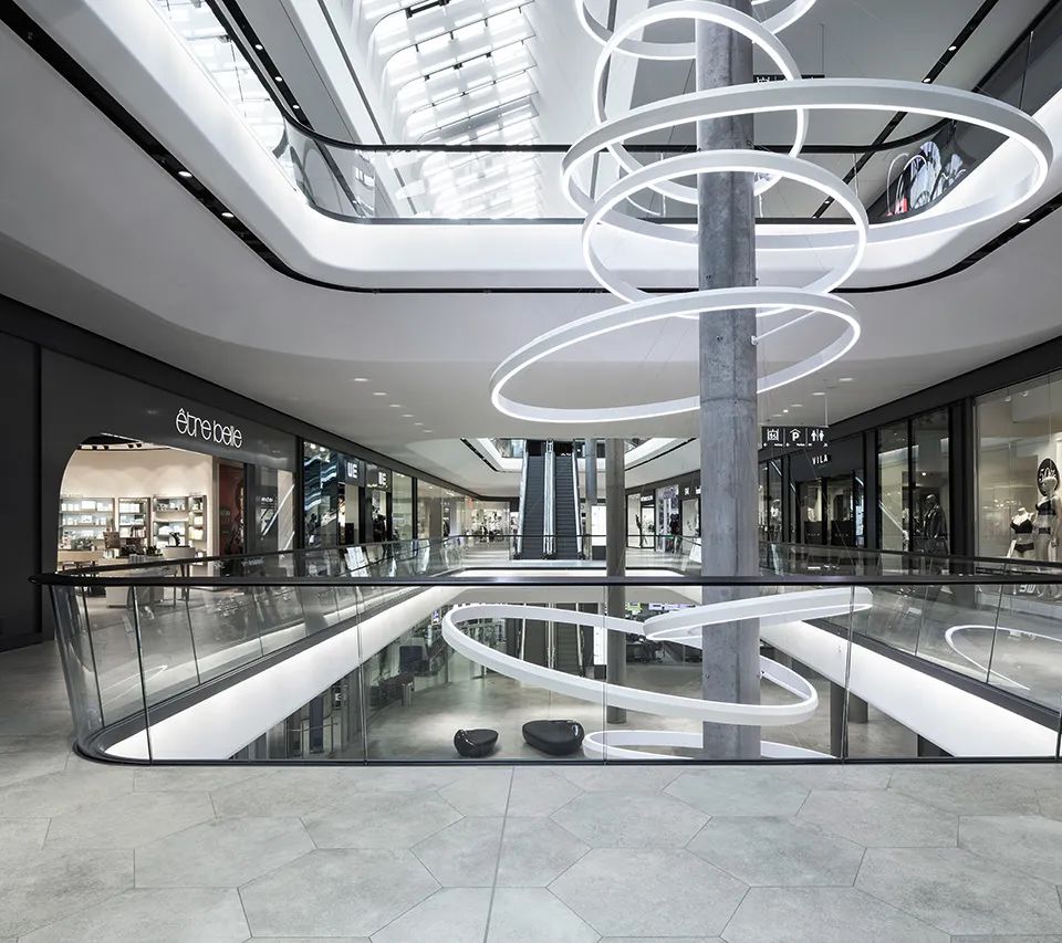 整体风格为黑白极简风,在中庭设计时,从标志中的字母"g"提炼出来的