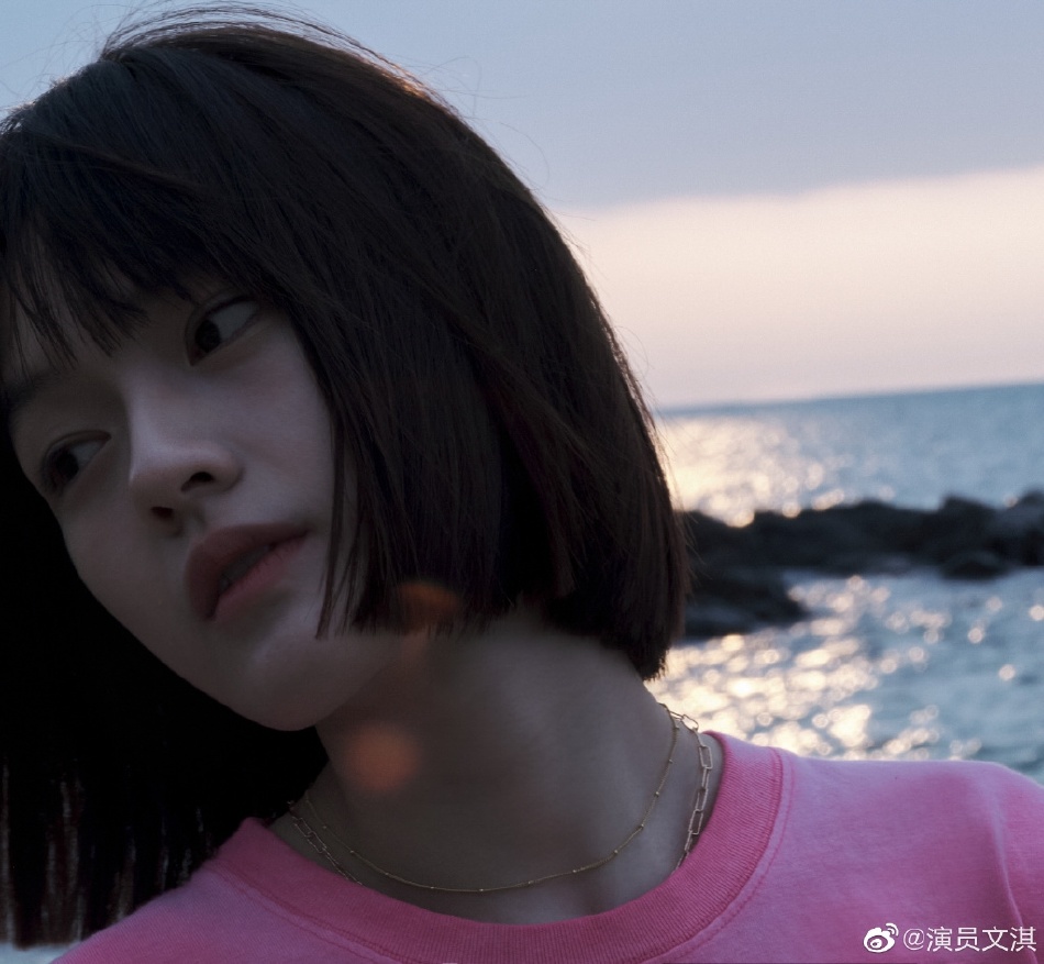 近日,演员文淇在微博晒出一组海边写真.