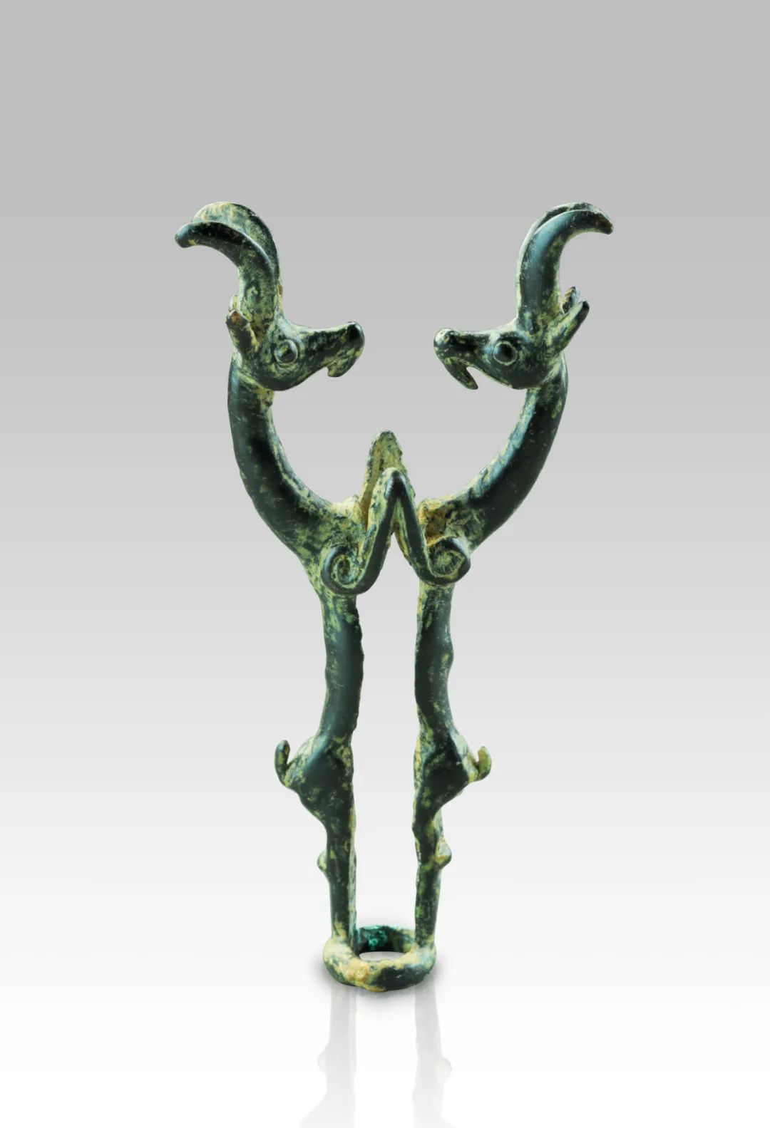 圆雕双山羊青铜饰件&nbsp;战国&nbsp;高10厘米,宽4.