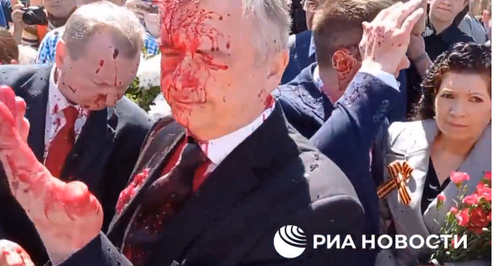 俄罗斯驻波兰大使被泼红色染料，图源：俄新社视频截图