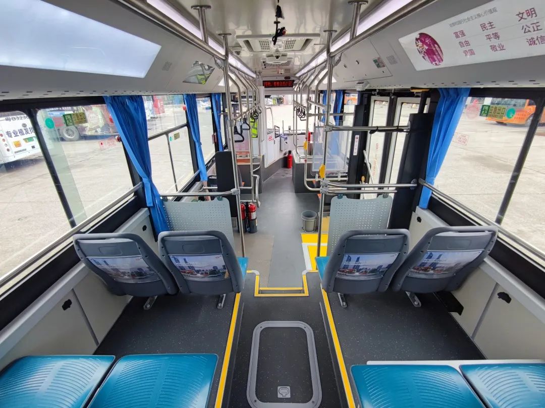 深圳公交车迎来上新乘坐空间更大每个座位旁都有usb充电口